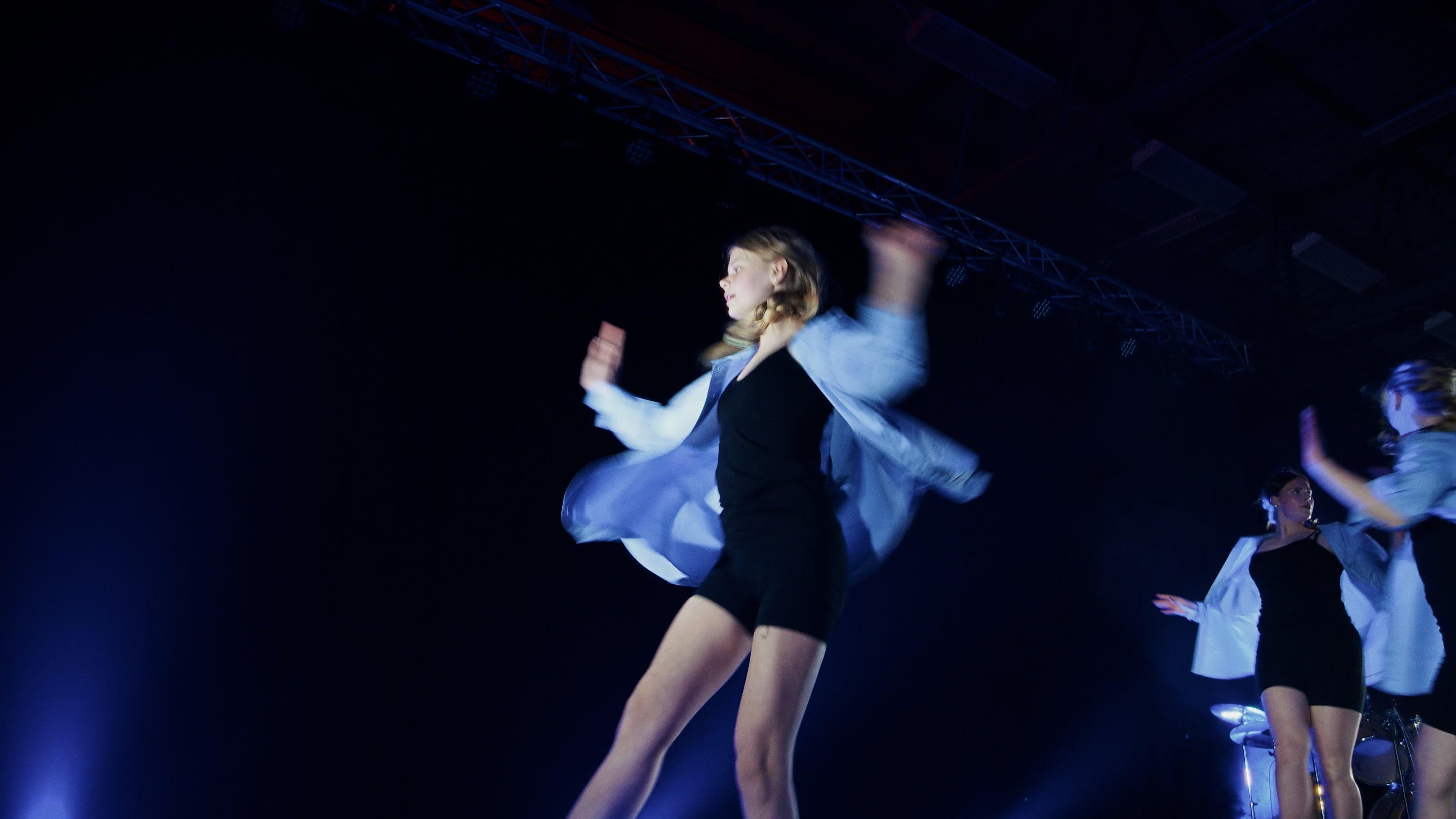 Tjej som dansar på en scen