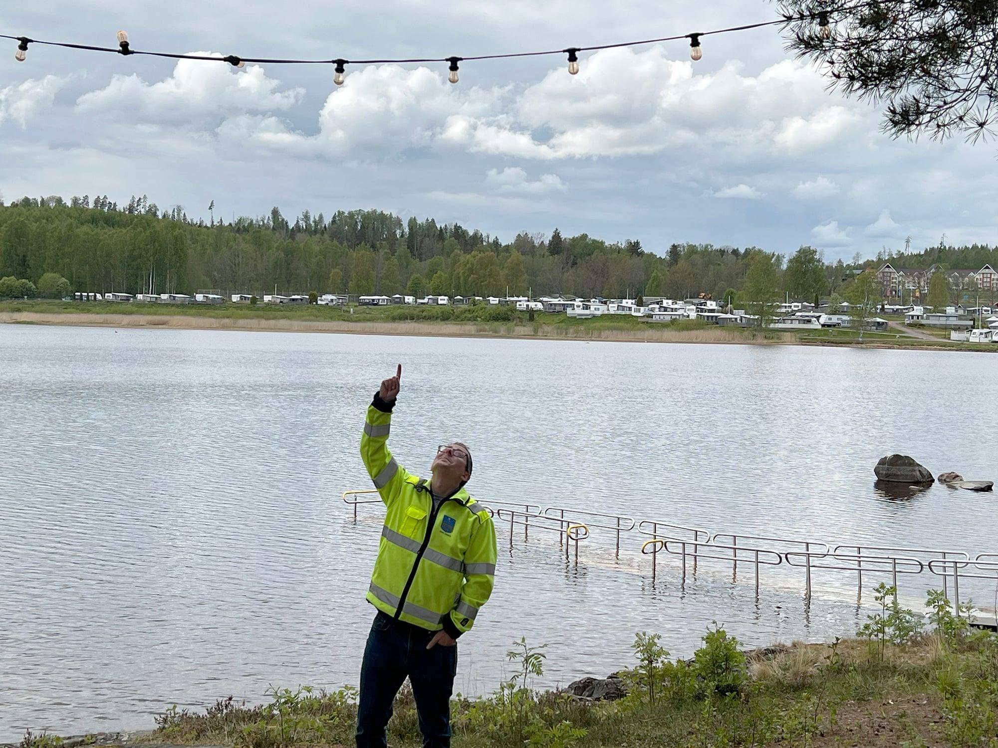 300 meter ljusslinga med 600 LED-lampor sätts upp i träden på Kolsnäsudden i Sunne.