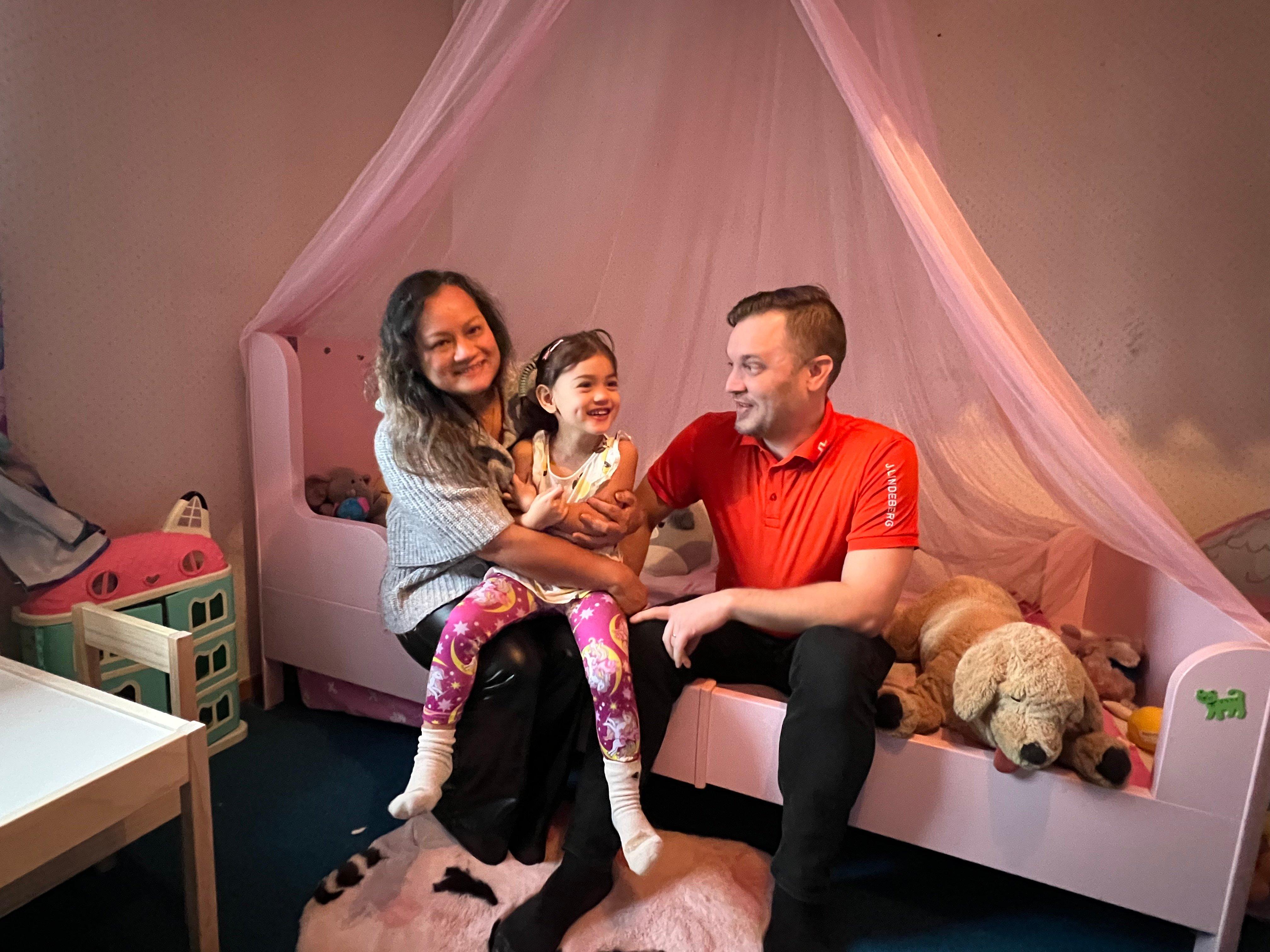 Chutima, 45, och Robert Rönngren, 40, och deras 3-åring Freja har fått ett tryggare och friare liv i Sunne