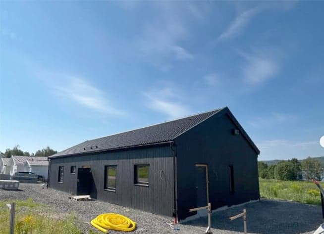 Lina och Krister bygger sitt drömhus i Sunne i attraktiva bostadsområdet Solbacka med utsikt över sjön Fryken. Där finns fler tomter till salu.