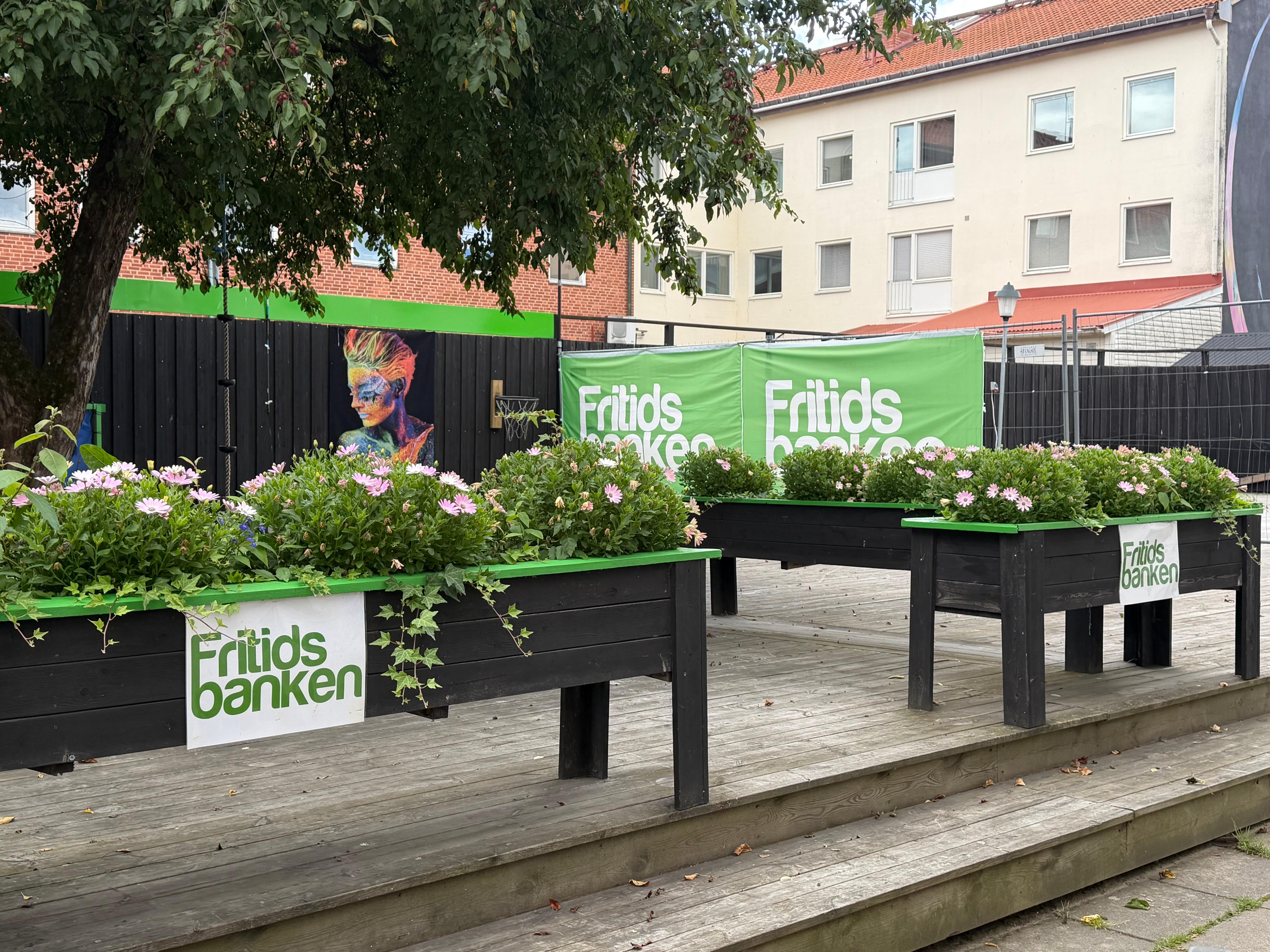 Vi ses och tränar på Fritidsbankens bakgård.