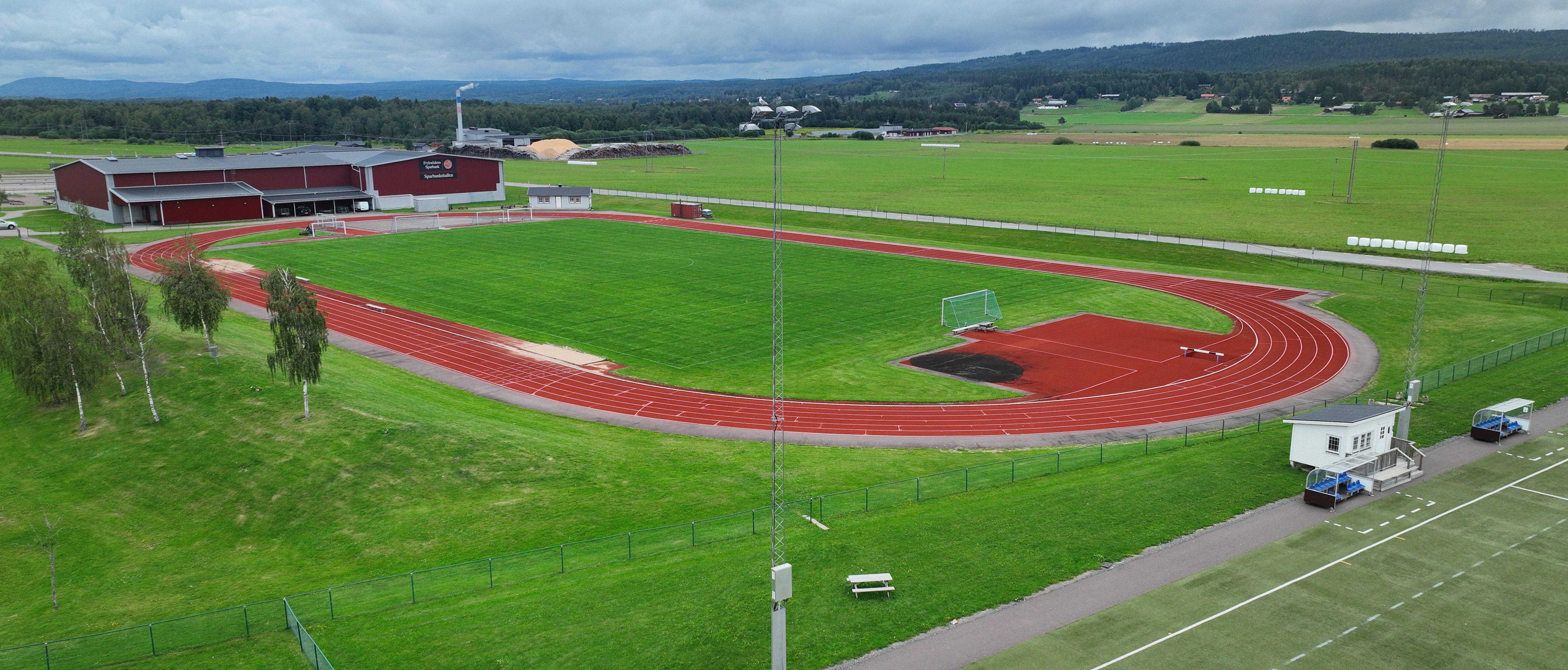 Drönarvy över friidrottsarena, idrottshall och fotbollsplan