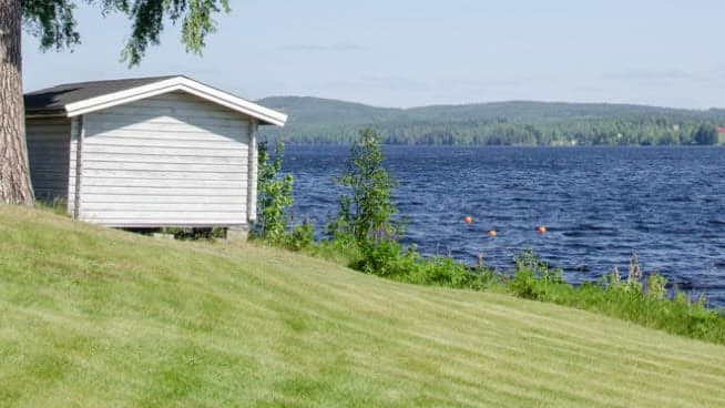 Bild på byggnation intill en strandlinje