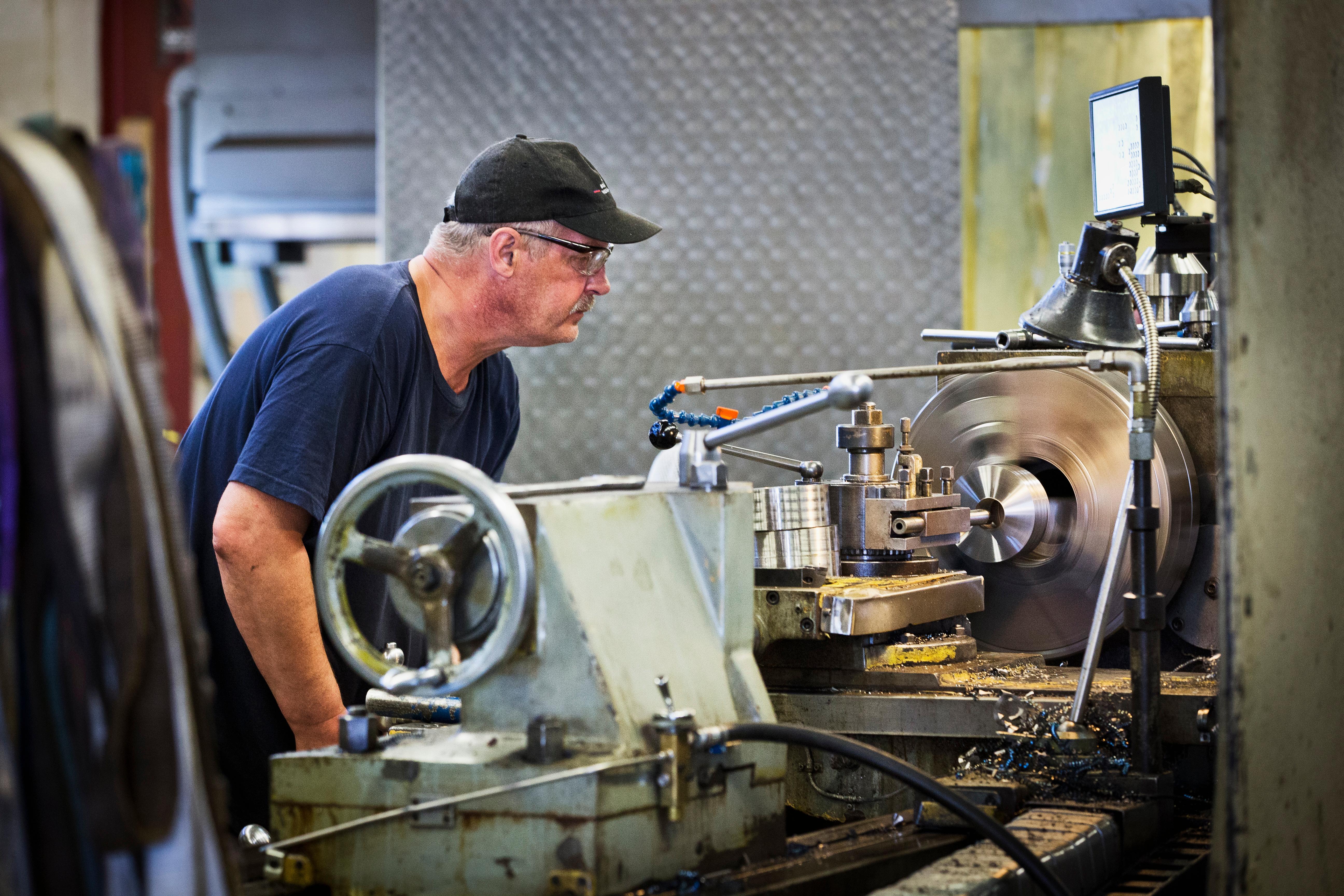 Bråruds Mekaniska har en bred uppsättning av maskiner som fräser, svarvar och svetsar.