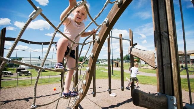 Barn som leker på skolgården.