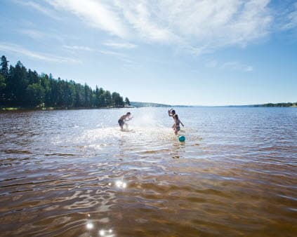 Bild på barn som badar och leker