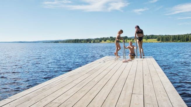 Bild på barn ute på en brygga