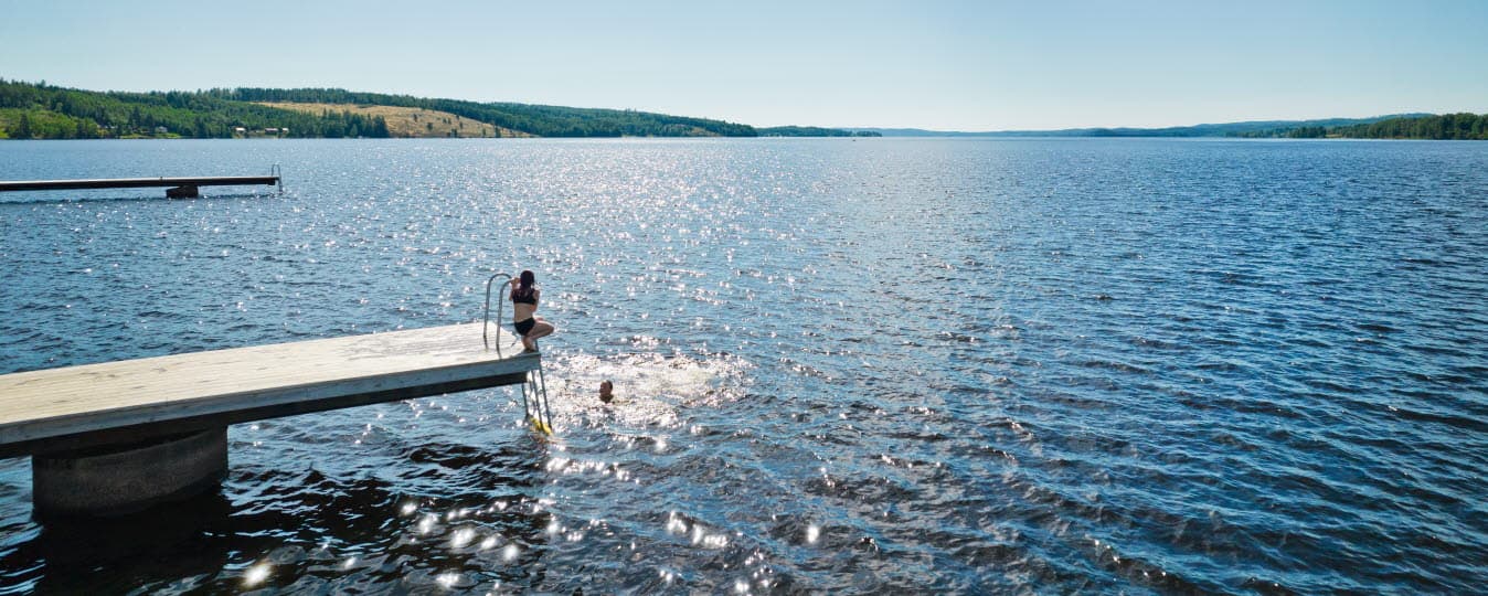Badande barn vid bryggorna på Kolsnäs.