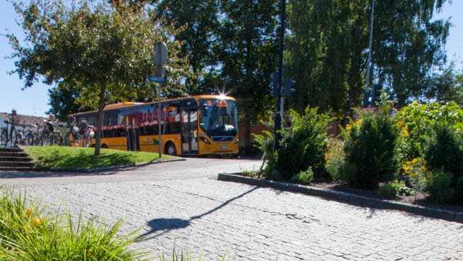 Bild på en buss som kör längs Storgatan i Sunne