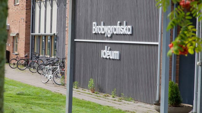 Bild på fasaden till Brobygrafiskas skolbyggnad