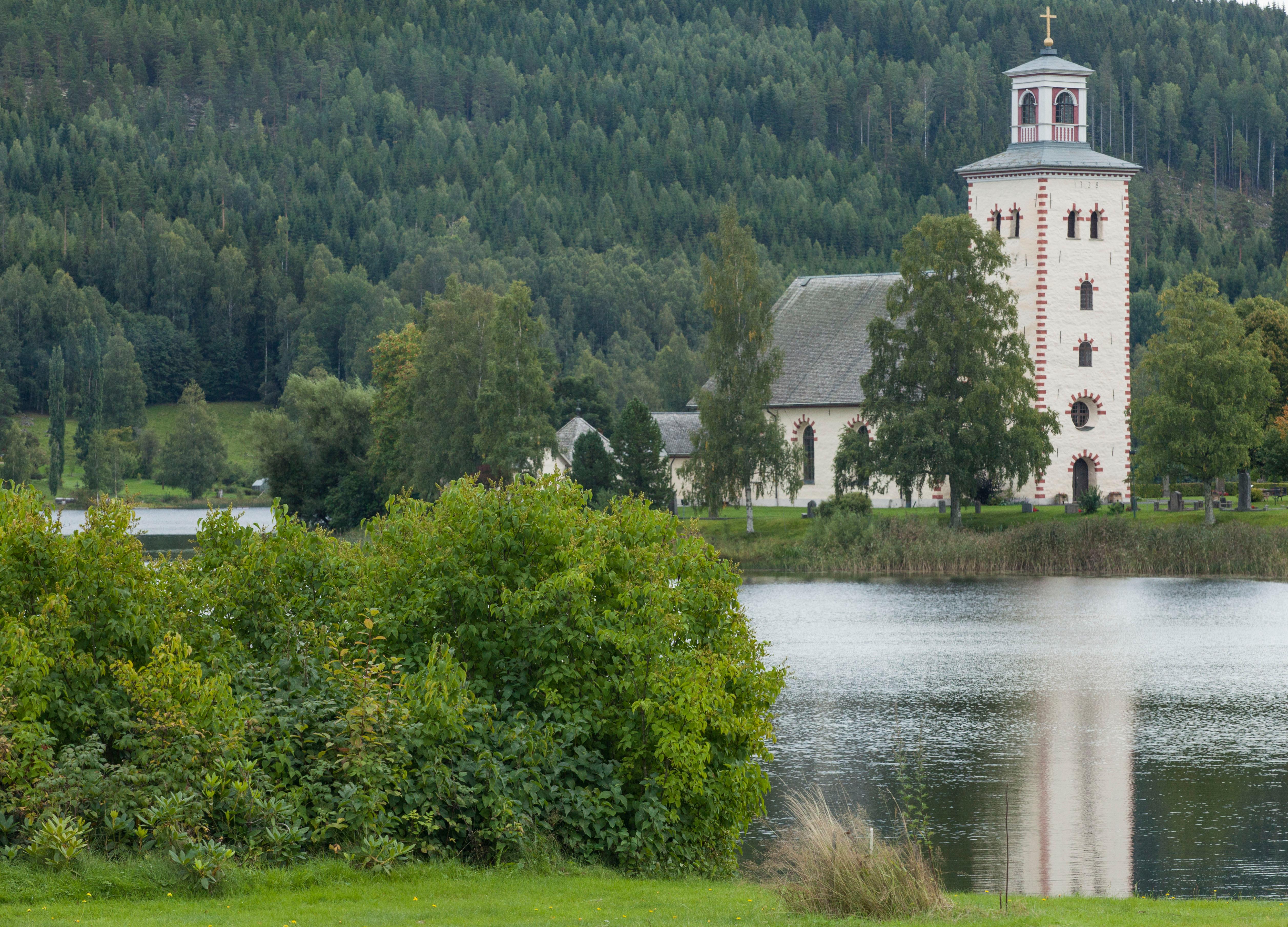 Gräsmarks kyrka speglar sig i Lillsjön