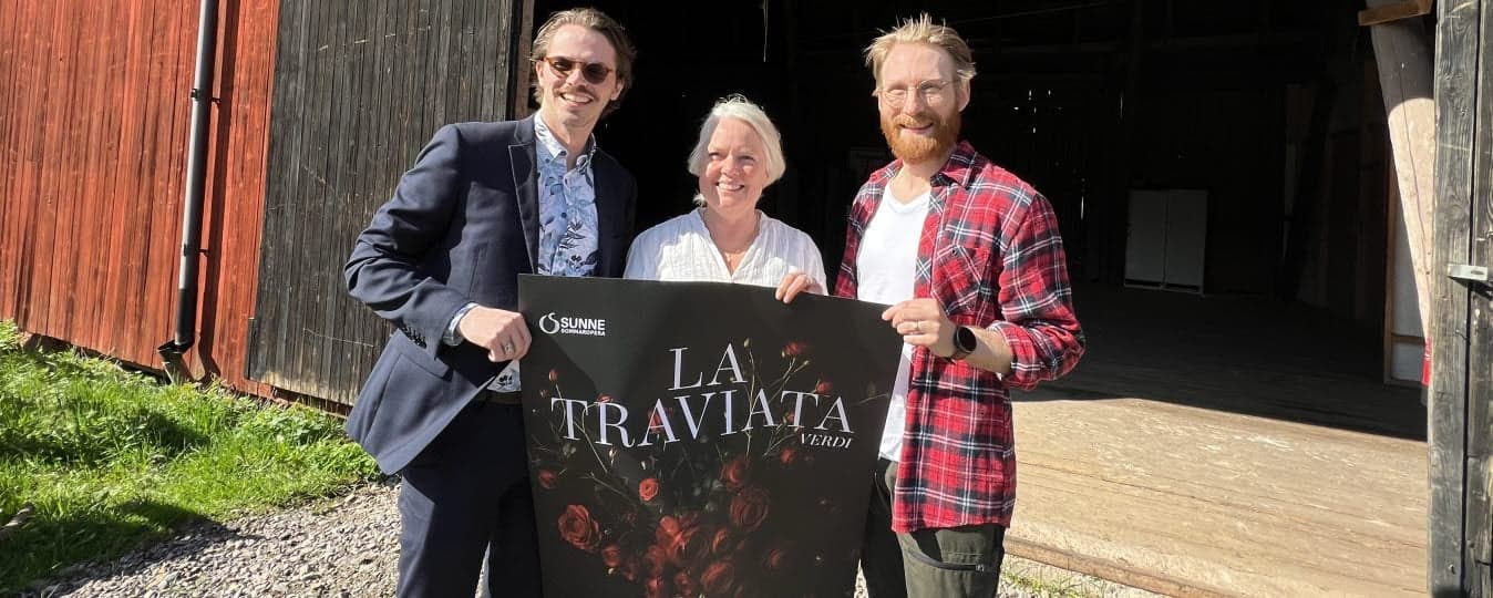 Sunne sommaropera flyttar in i ladan på Mårbacka i sommar. Några som ser till att det händer är från vänster Aron Westblad, Irene Henriksson och Hannes Öberg.