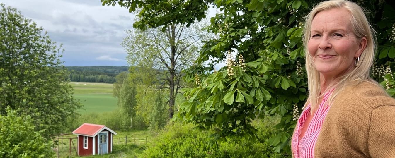 Anne Oksanen njuter av utsikten från sitt hus i Östra Ämtervik.