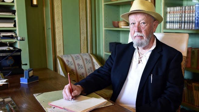 Bengt Berg vid Selma Lagerlöfs skrivbord på Mårbacka. Foto: Lena Richardson.