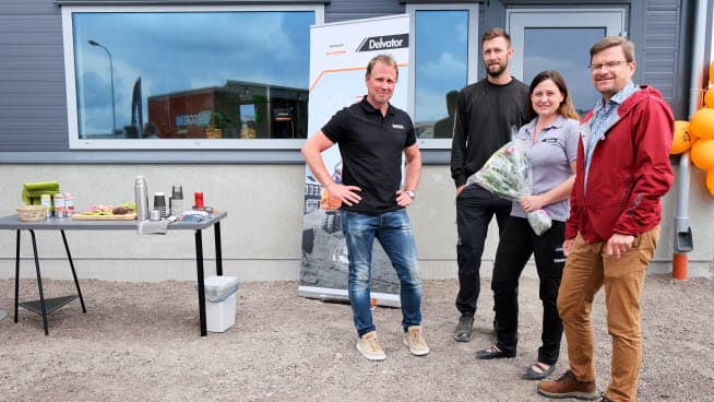 Anders Olsson från kommunen ger blommor till Berggrens