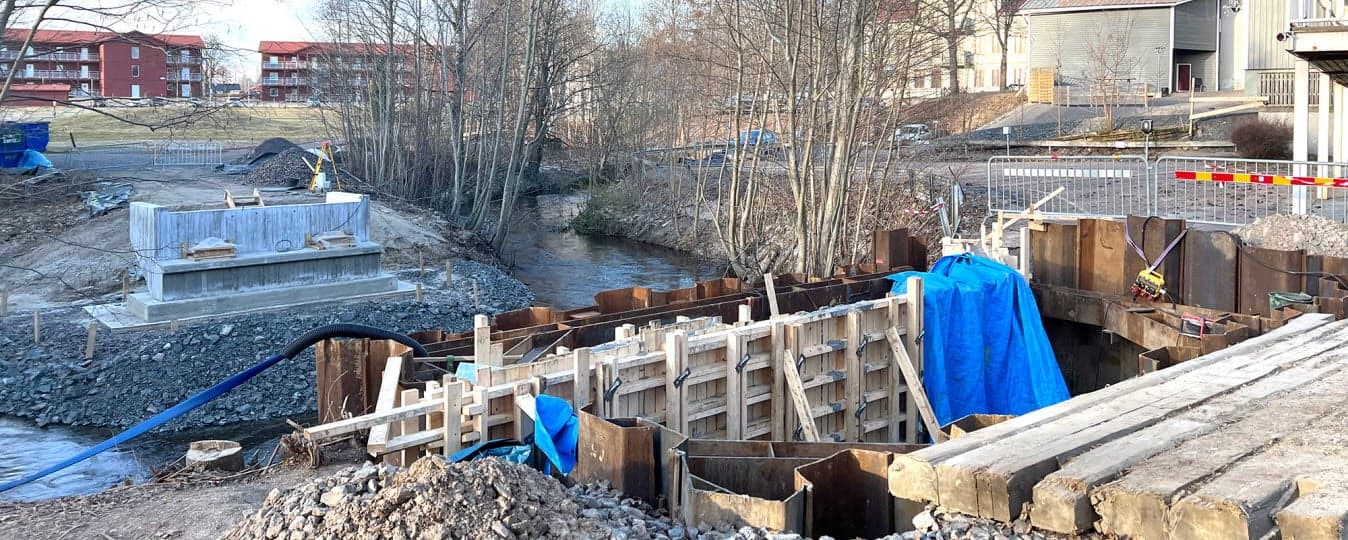 Den nya bron över Lerälven i Sunne centrum blir 15,5 meter lång och 3,5 meter bred. Om cirka en månad kan den tas i bruk.