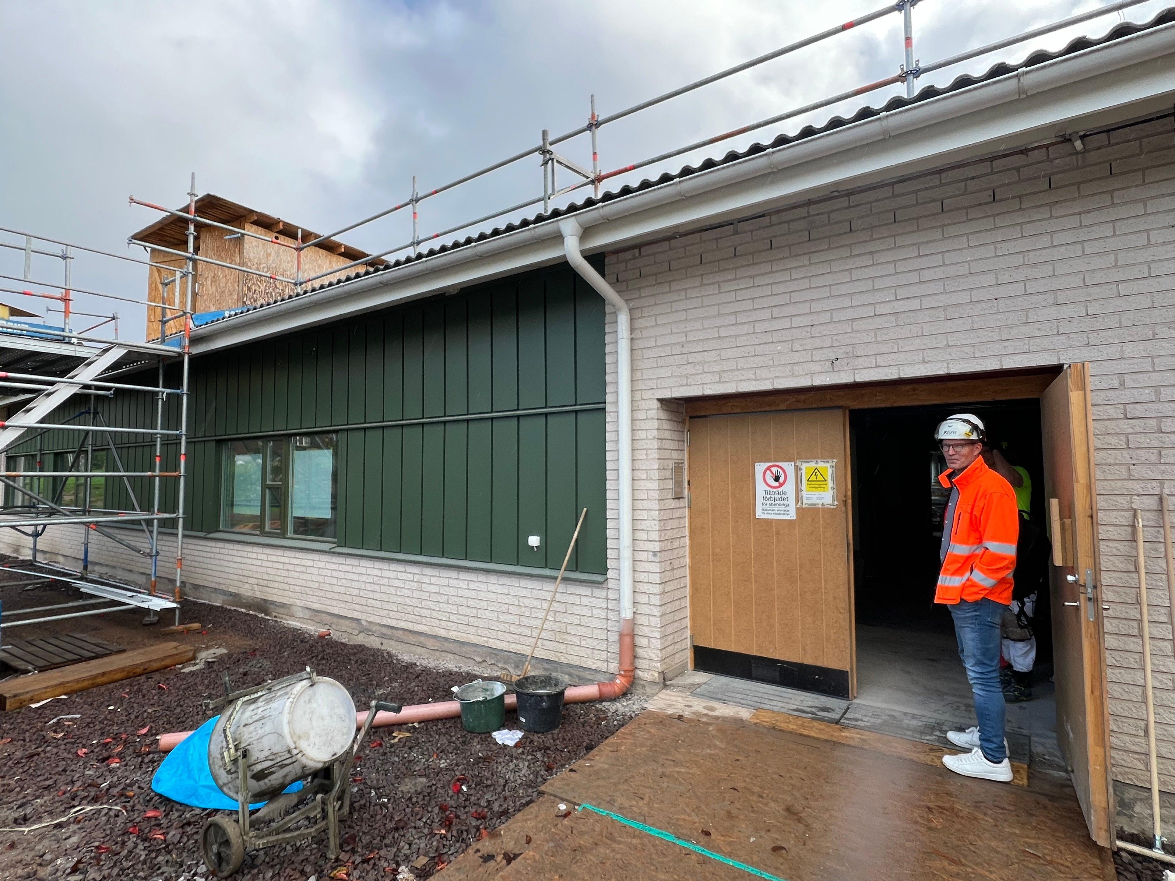  Sex av sju avdelningar är klara på Brogården. Henrik Peterson, teknisk chef på Sunne Fastighets AB, ger oss en rundtur i byggnaden.