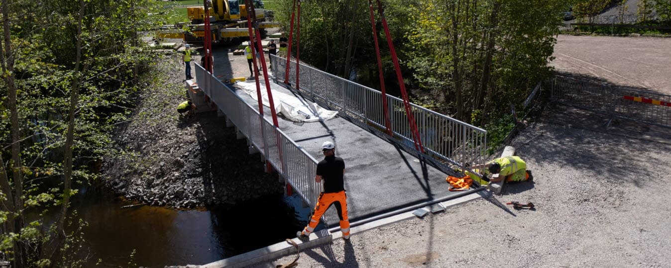 I mitten av maj 2024 lyftes den nya bron över Lerälven på plats.