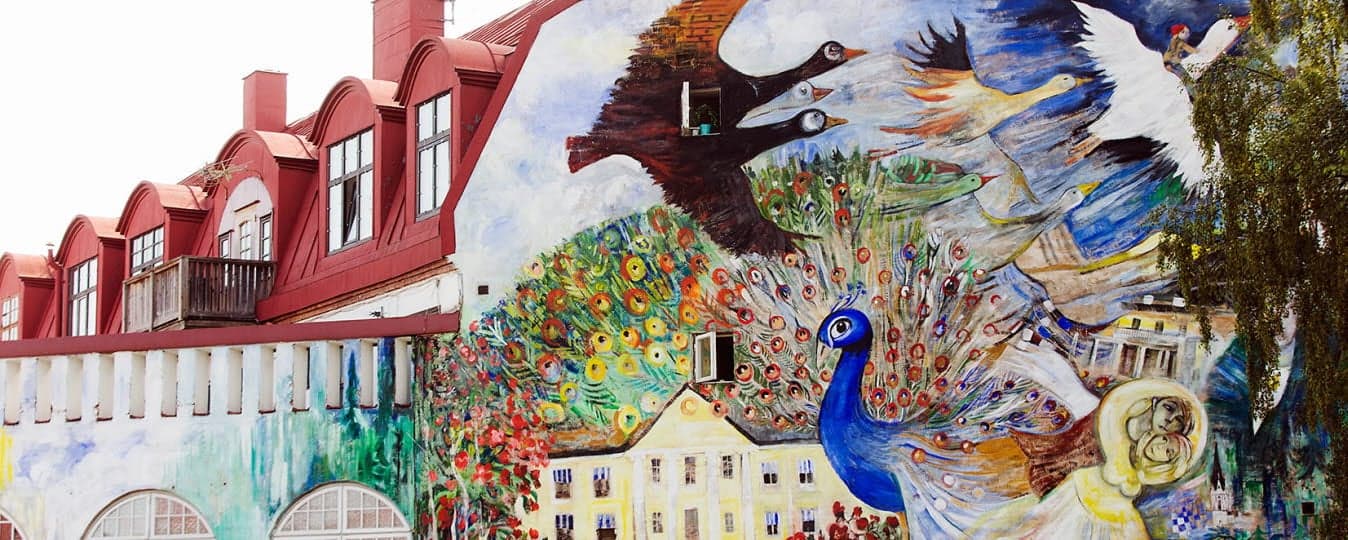 I centrum finns flera muralmålningar, bland annat Sagoväggen