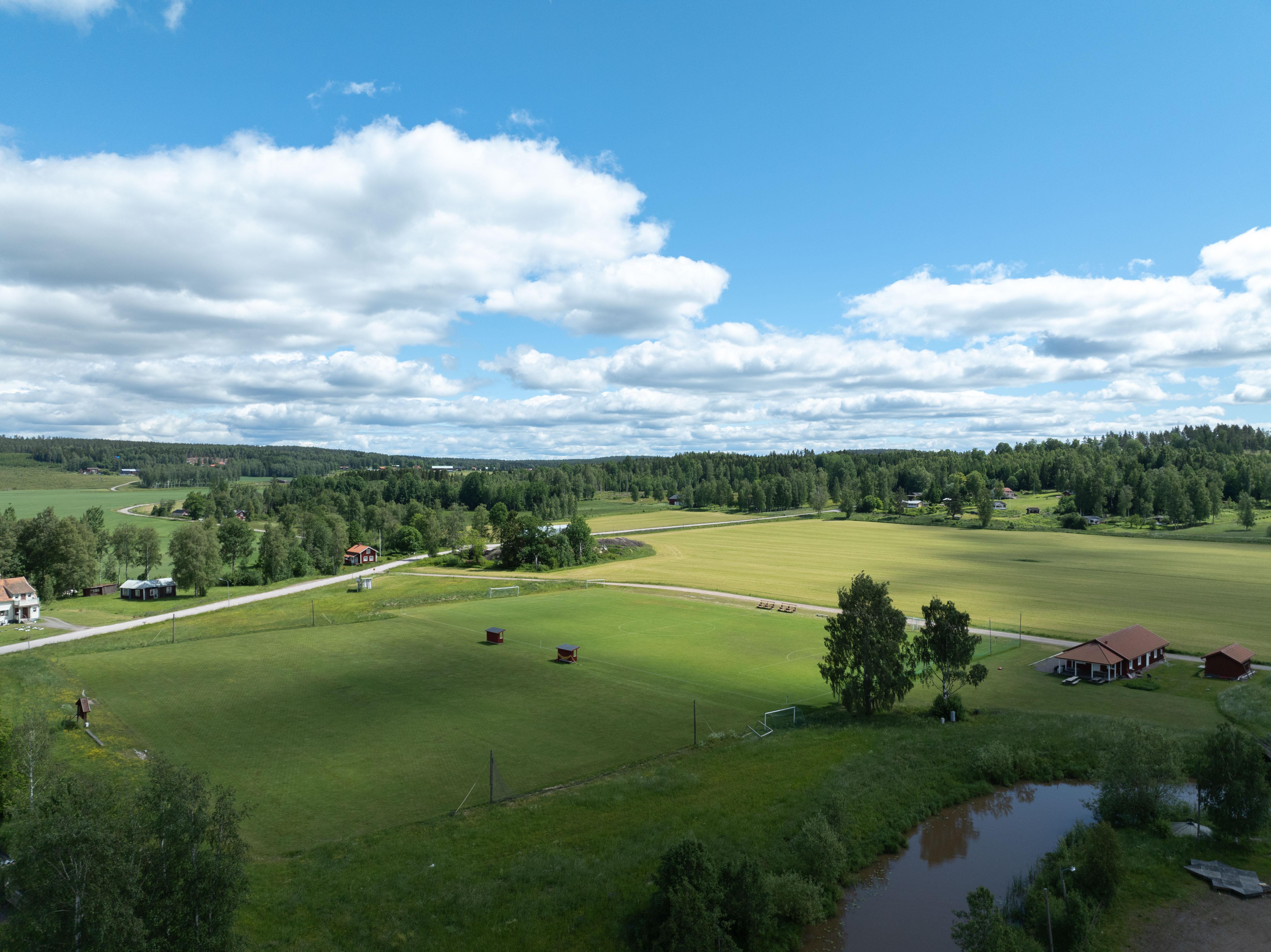 Flygbild över åkrar och hus