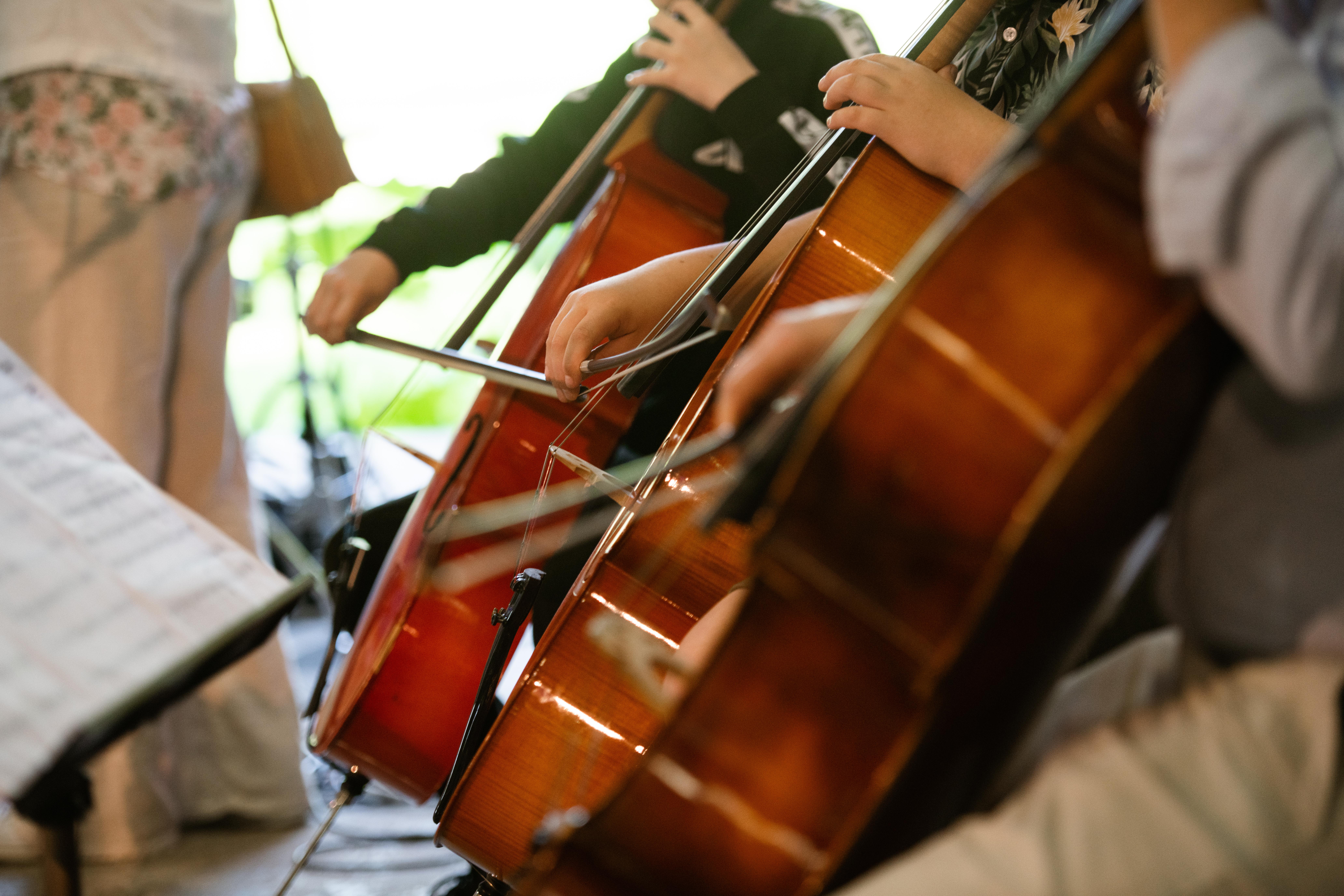 Bild på elever som spelar cello