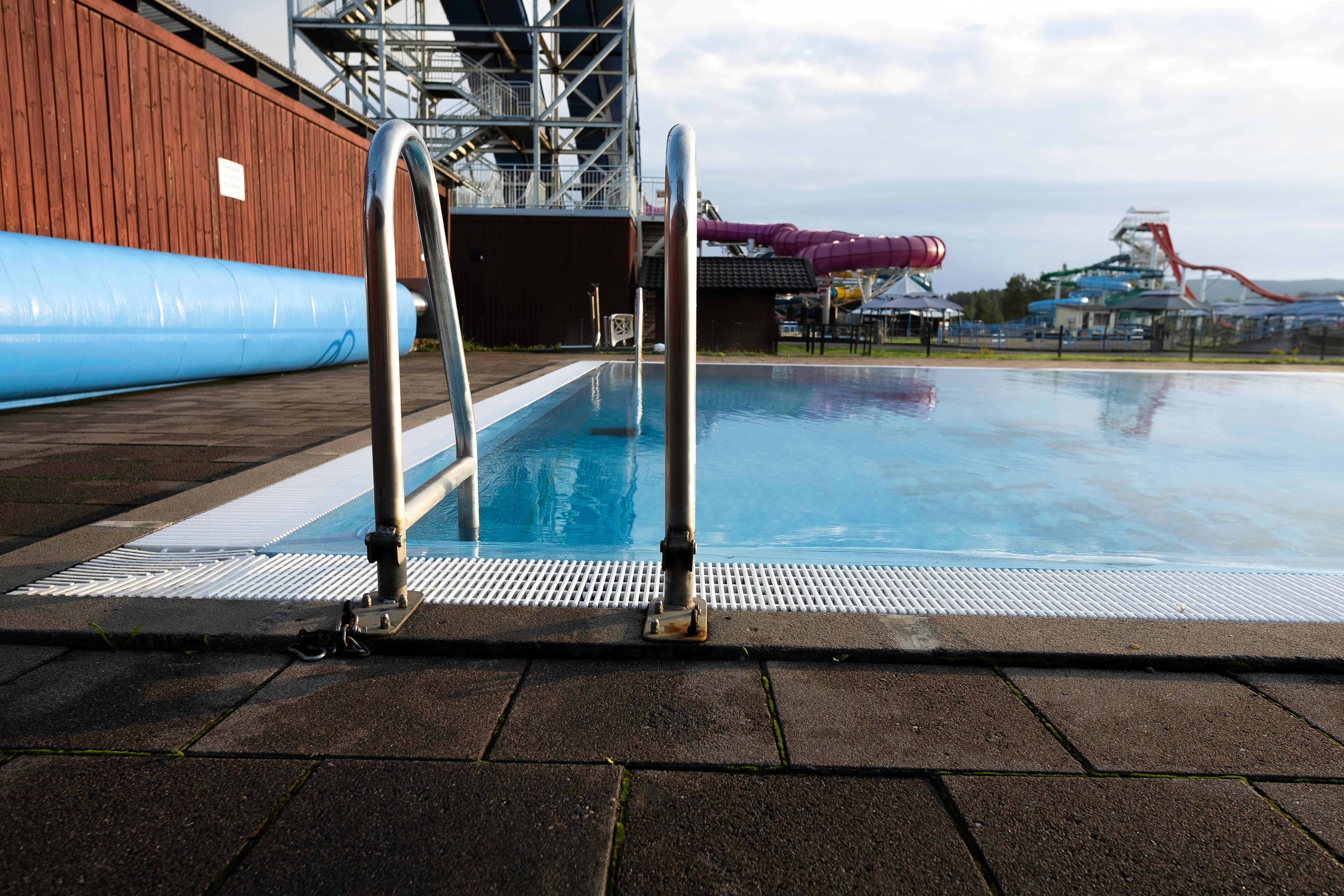 Sunnes kommuns simskola på sommaren erbjuder möjligheten att lära sig simma med hjälp av kunnig personal.