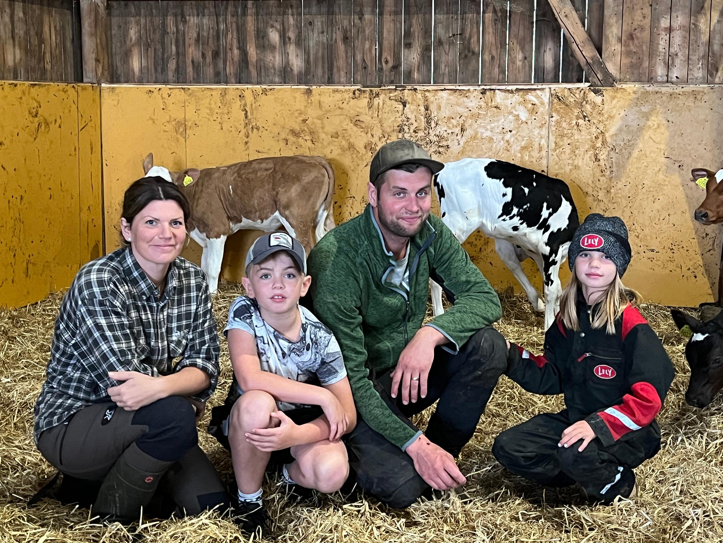 Sofia, 37, och Staffan, 38, med barnen Jack, 9, och Joline 8.