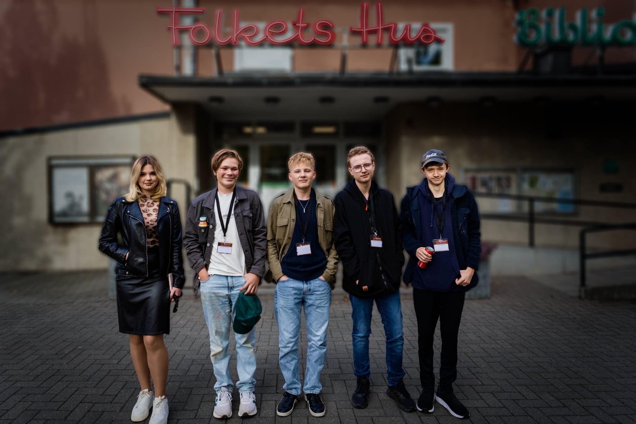 Från vänster Diana Artemchuk, William Driscoll, Christian Sandberg, Marius Noaksson och Oscar Jonsson vann pris för bästa film i kategorien Lättvikt. 
