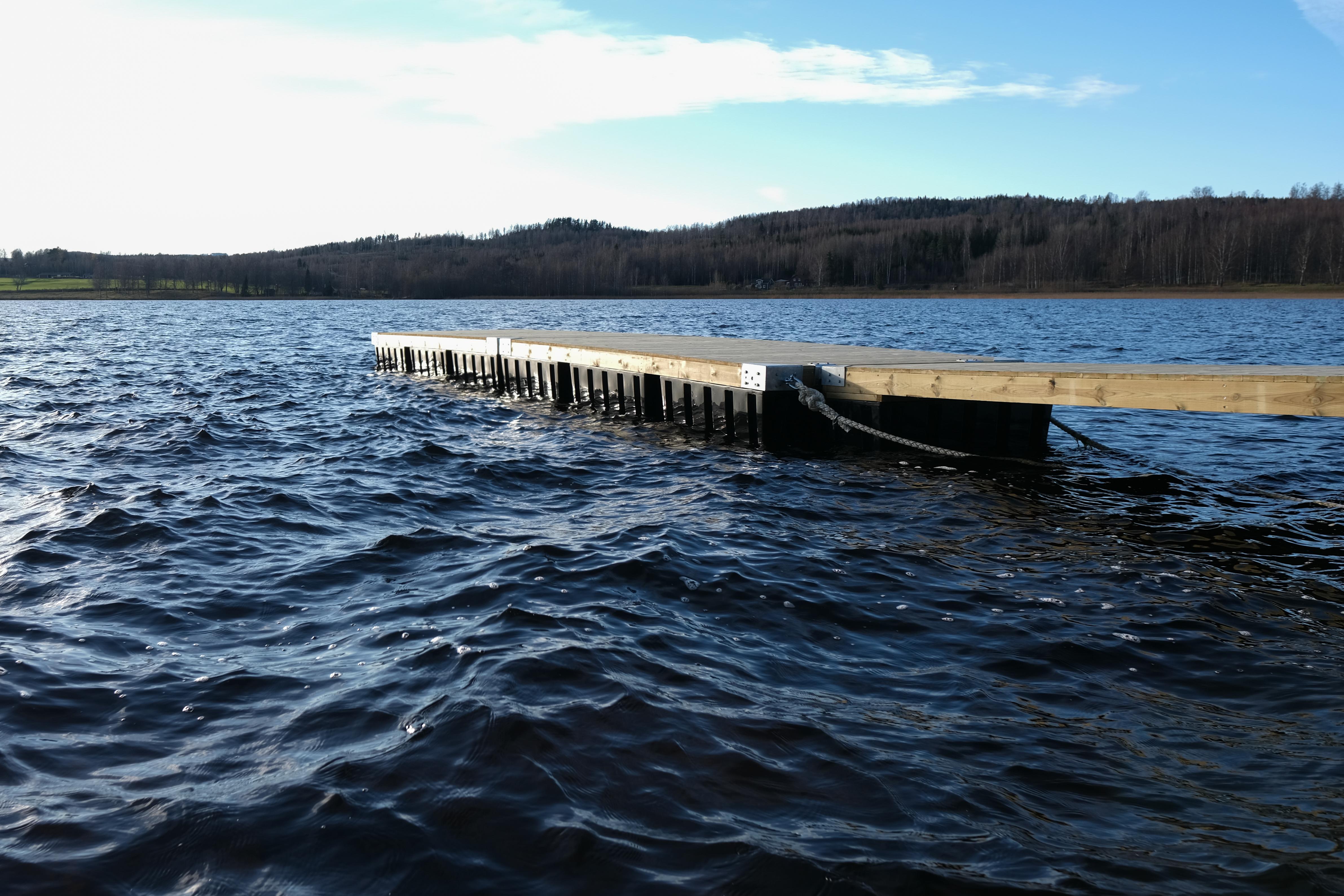 En av de nya flytbryggorna på Kolsnäs.