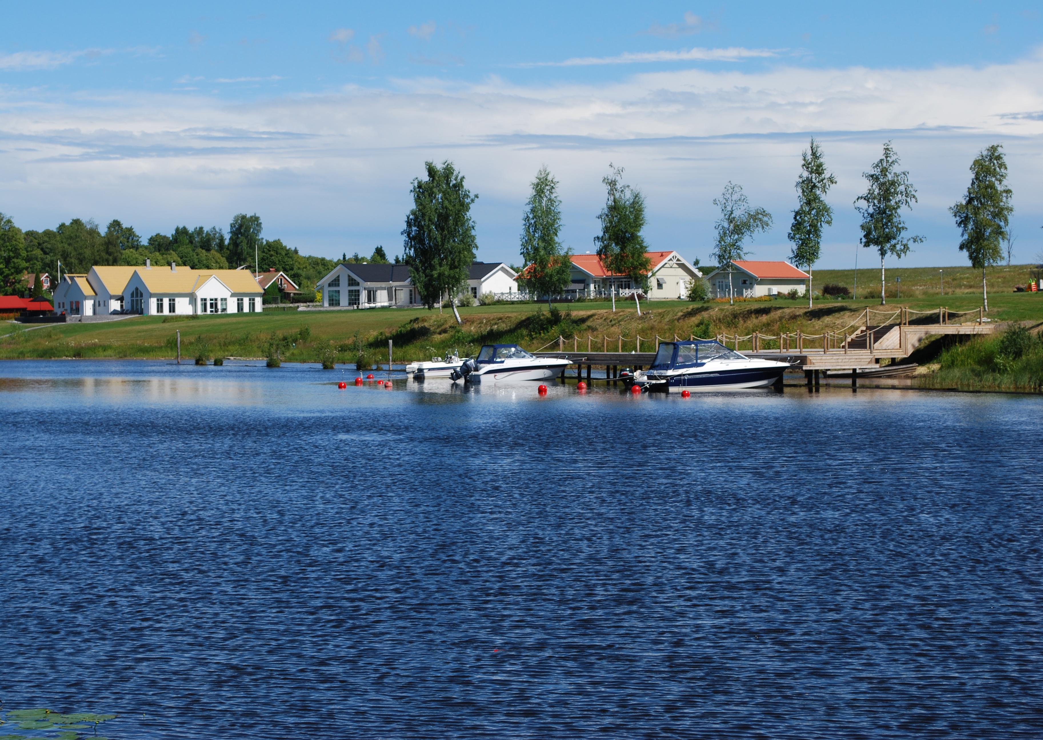 På Torvnäs-Solbacka finns sjönära tomter till salu.