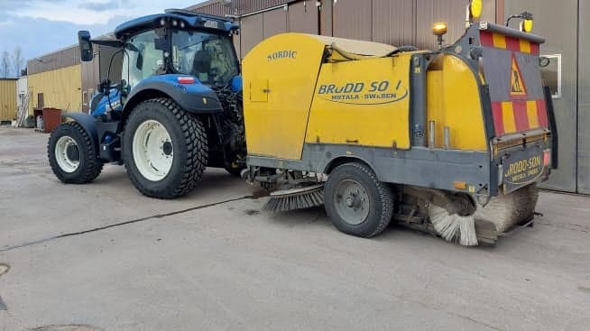 Traktor som sopar gatorna.