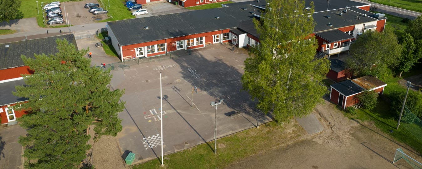Flygbild över Gräsmarks skola.