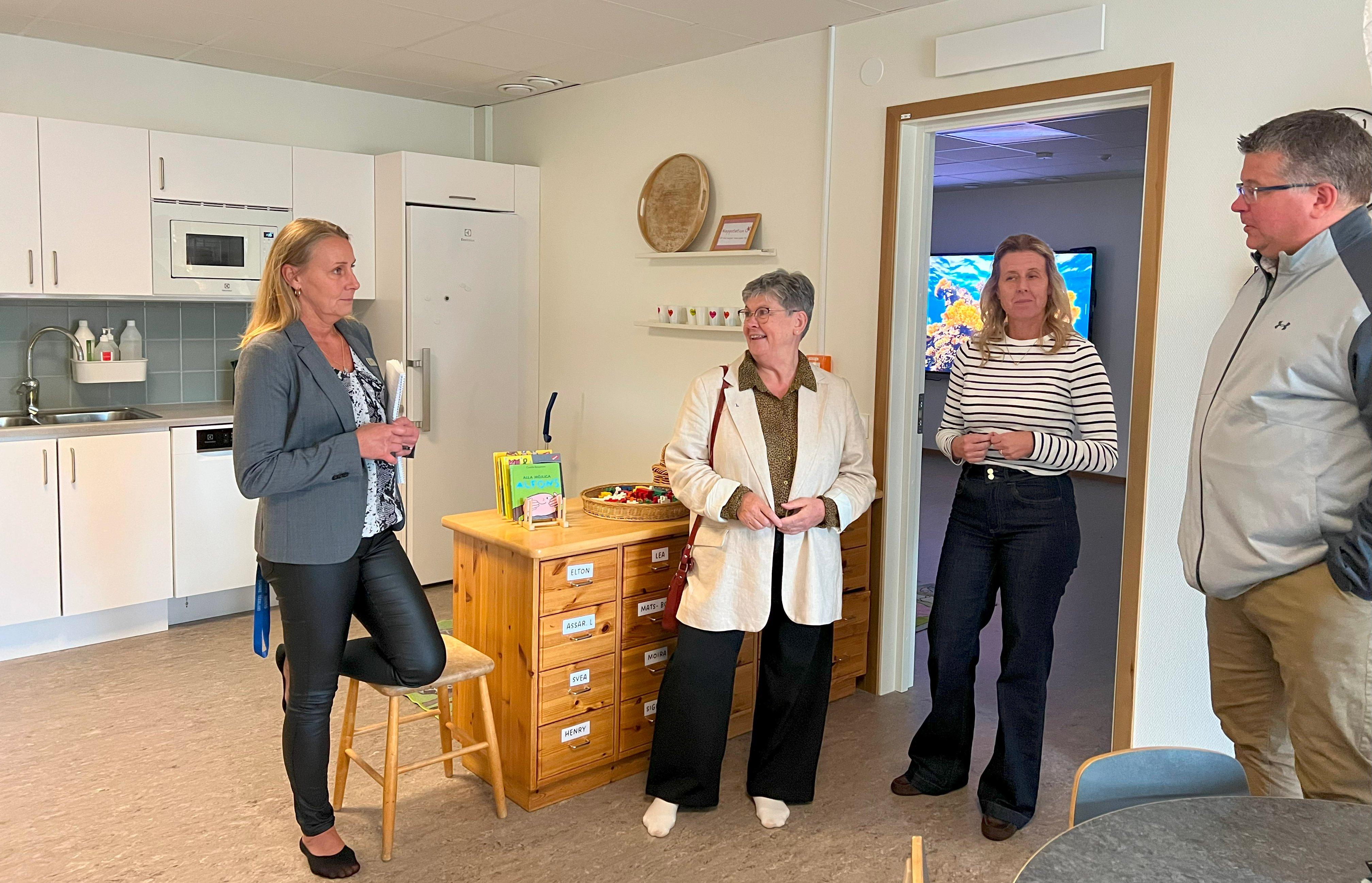 Helena Sundqvist, rektor på förskolan, är nöjd med resultatet av renoveringen. Marianne Åhman (L), ordförande i bildningsutskottet, Jenni Gunnberg, skolchef och Niclas Jansson, vd Sunne Fastighets AB är lika nöjda..
