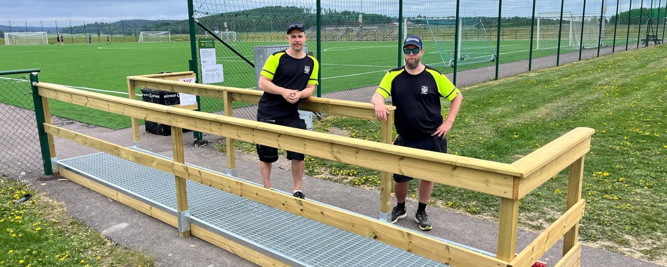 Två av våra vaktmästare, Tommy Gardsten och Joakim Englökk, har tillverkat en "granulatfälla".