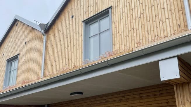 Fasaden på Brf Gösta Berling är av värmebehandlat trä.