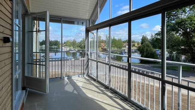 Rymliga balkonger med sjöutsikt.