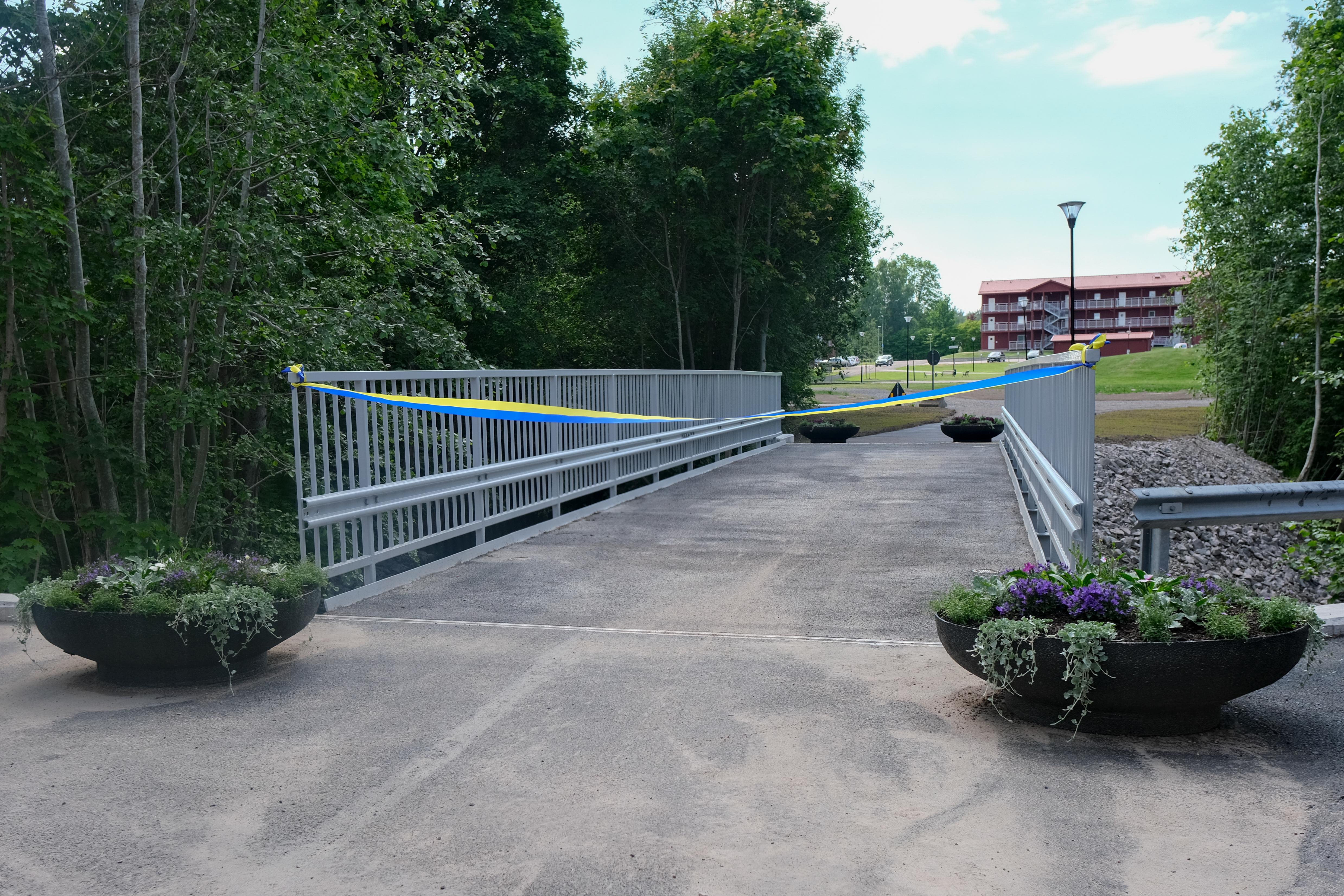 Bron som går över Lerälven med ett band knutet mellan räckena.