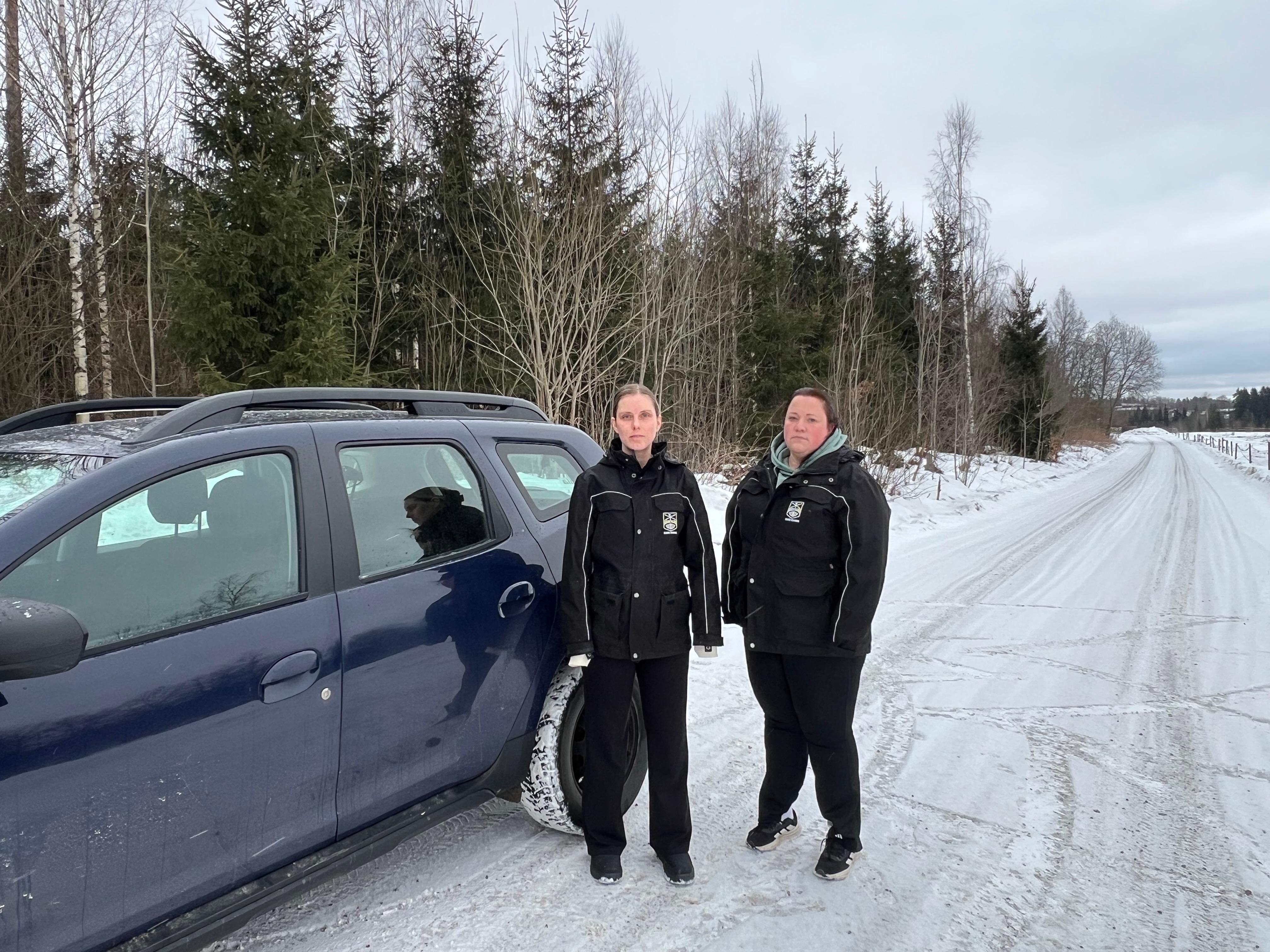 Karin Back-Skönnå, till vänster, och Madelen Olsson jobbar i hemtjänsten. De tar sig fram till kunderna i ur och skur.