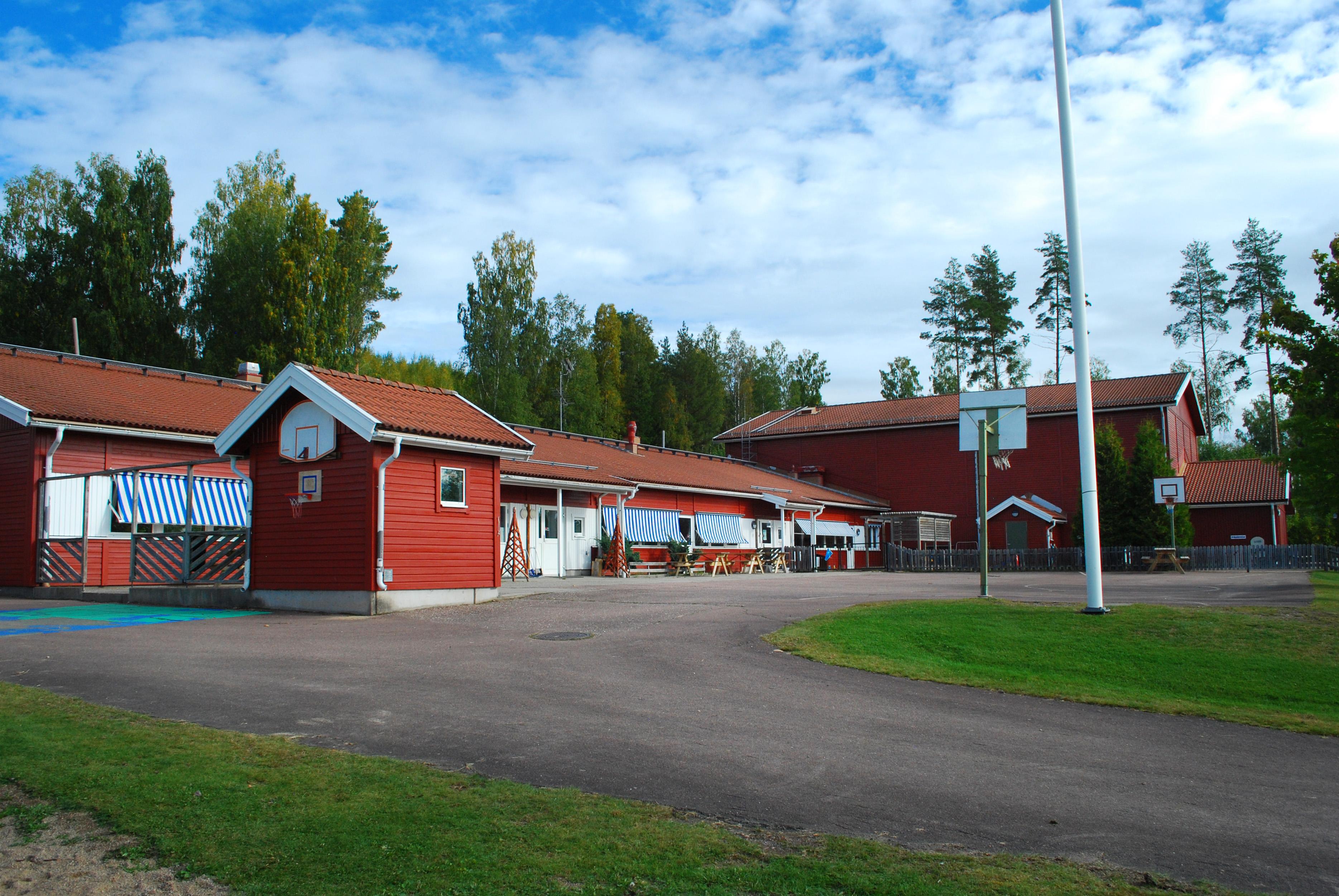 Klättenskolan i Stöpafors avvecklas hösten 2024. Förskolan blir kvar som idag. Fritids omvandlas till pedagogisk omsorg.