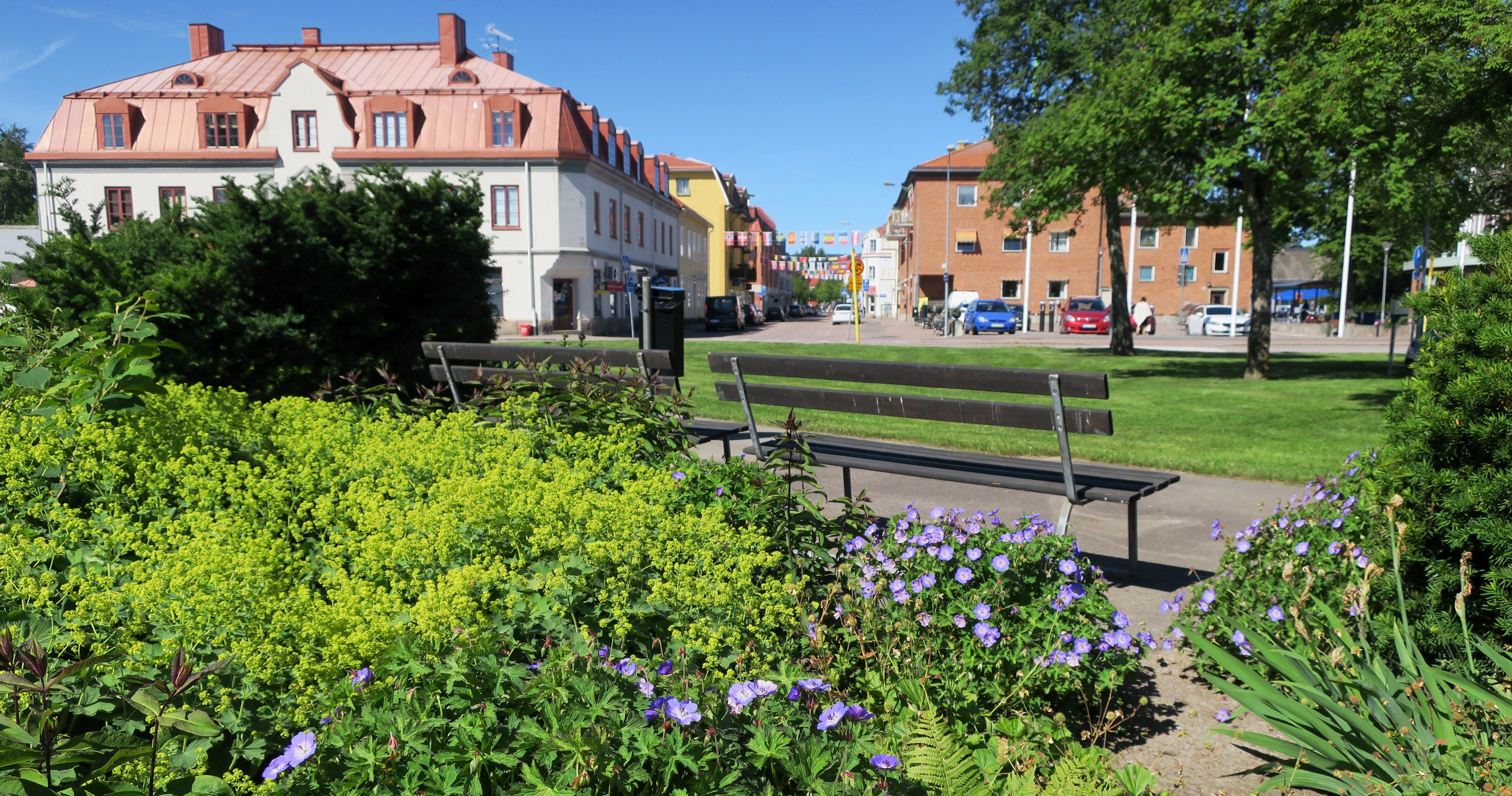 Vy över en park vid ett torg i Sunne.