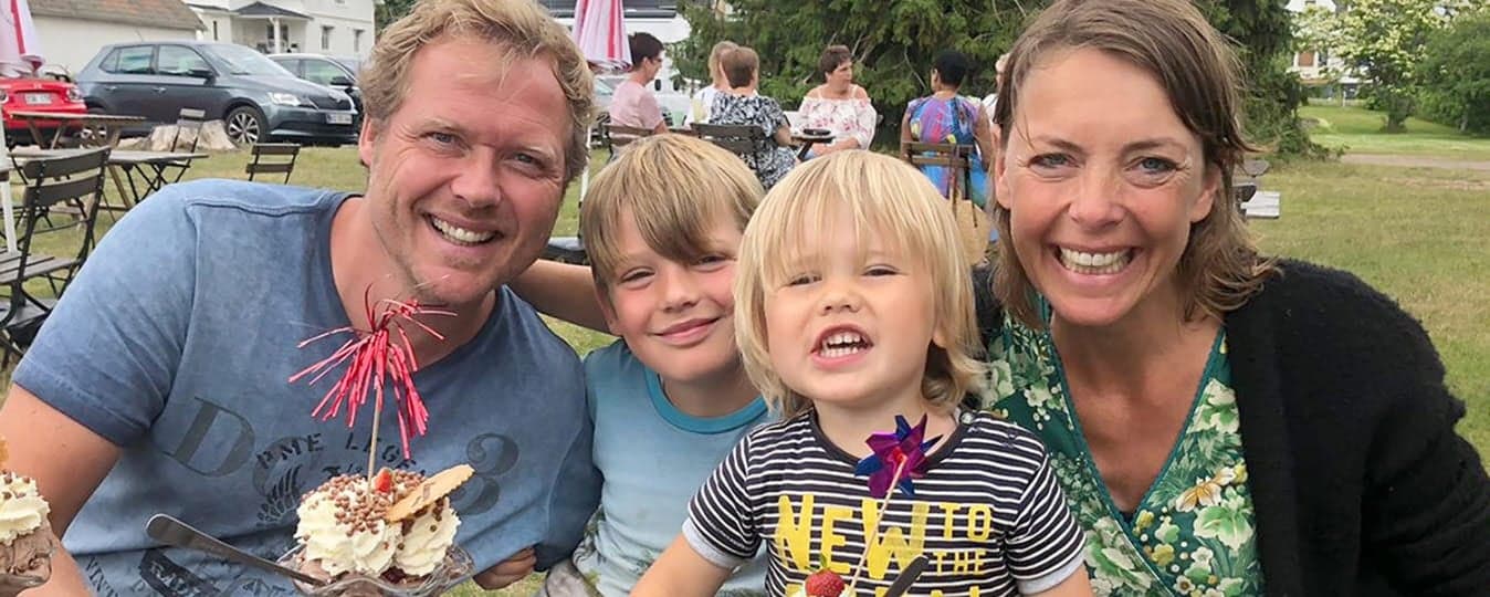 Martijn Askes och Linda Peelen med sina två söner Moos och Joas letade i hela Sverige och valde Sunne.