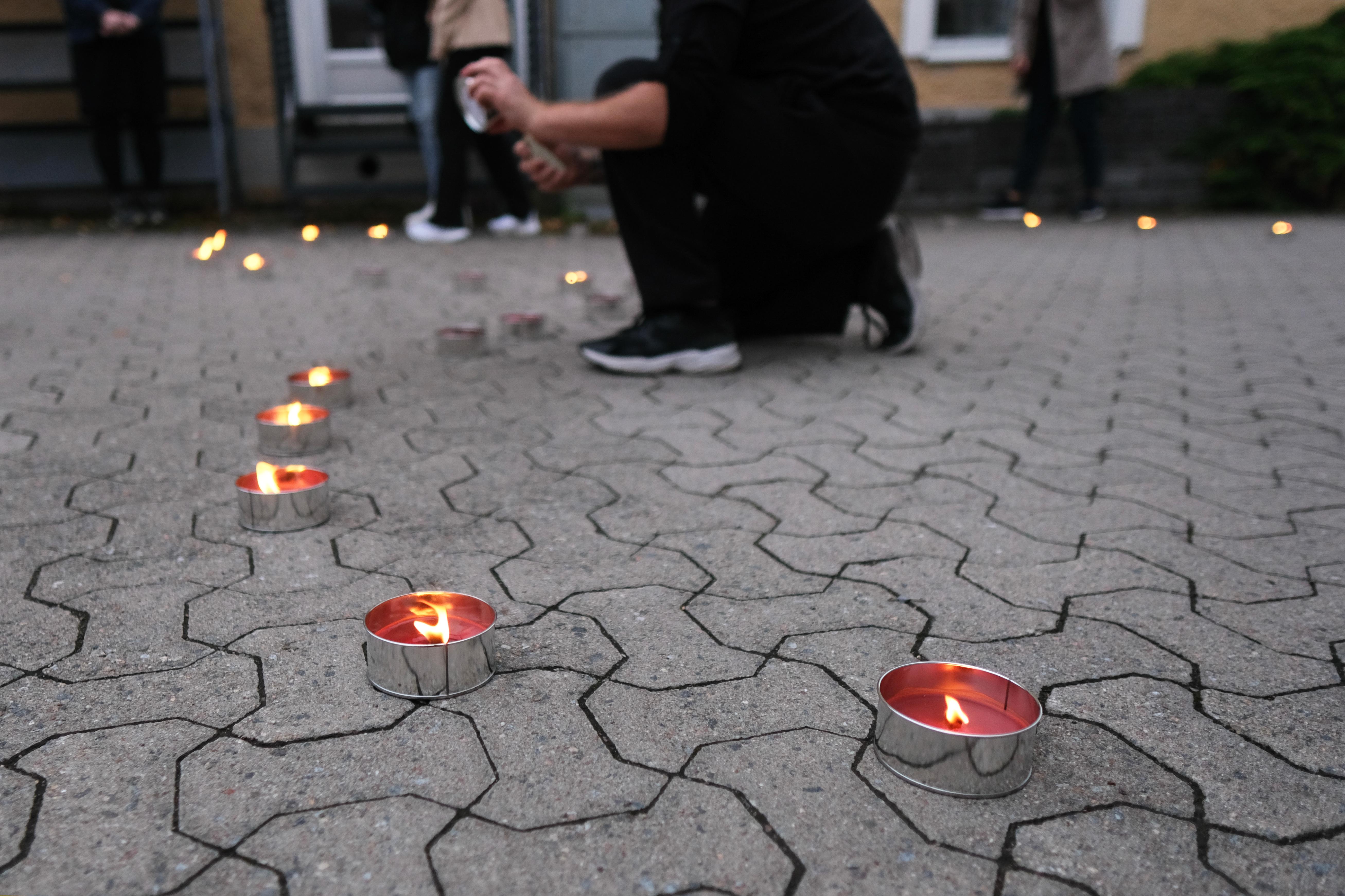 Bild på marschaller som tänds på Teatertorget i Sunne