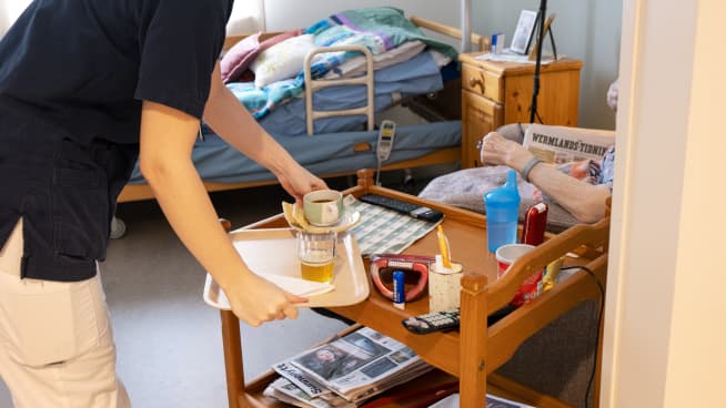 Personal tillsammans med en boende.