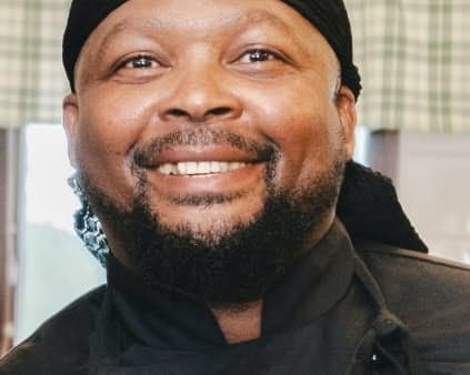 Makhosi Yafele trivs med jobbet som kock i Sunne