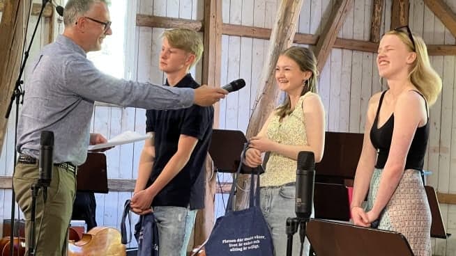 Sunne kommuns skolchef Markus Jonsson delar ut utmärkelsen till Edvin Håkansson, Elvy Byh och Emma Eklund.