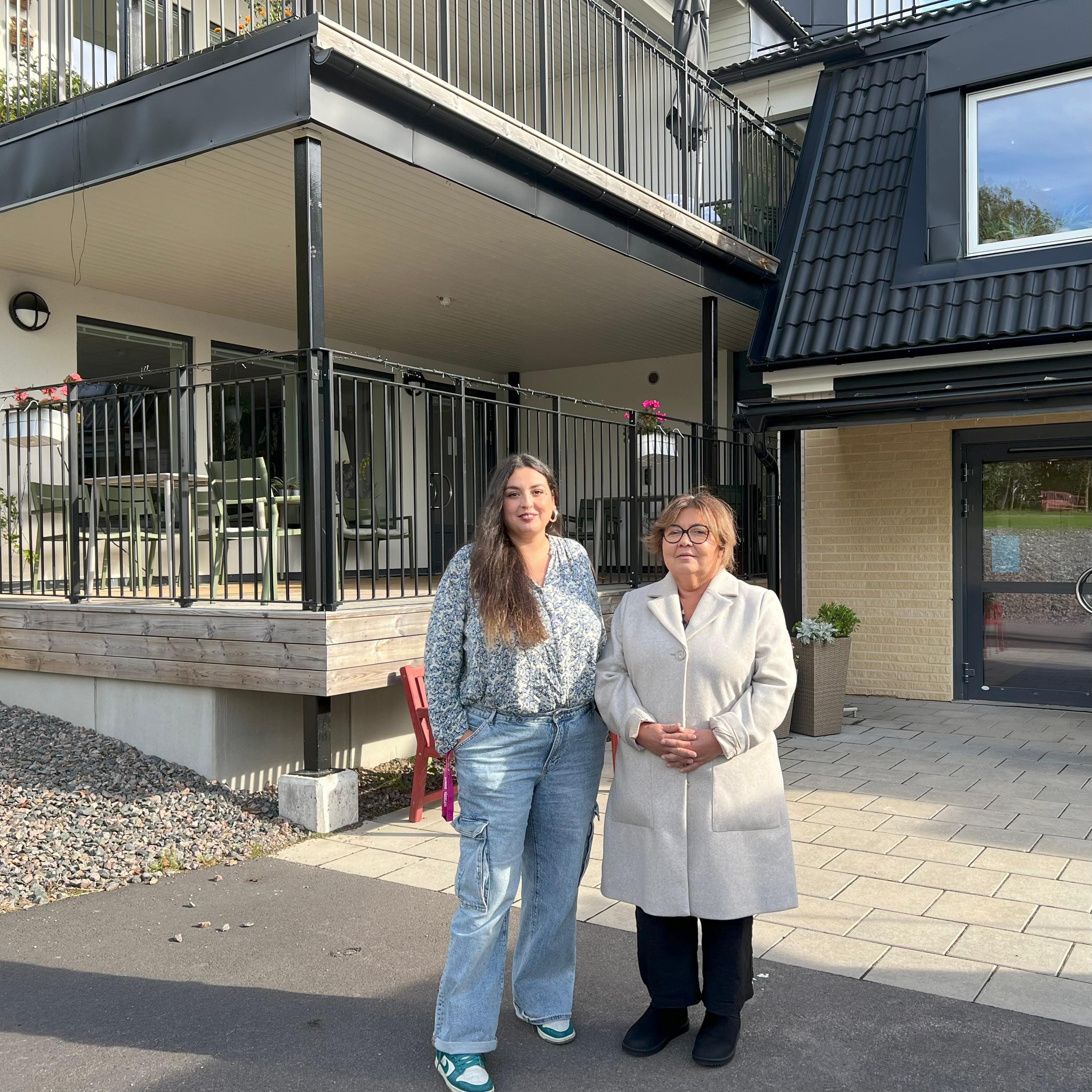 Melina Mazi, till vänster, och Viviana Ortiz jobbar som undersköterskor i Sunne kommun. De utbildar sig nu till språkombud.