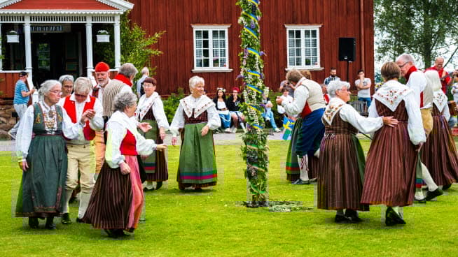 Bild från midsommarfirande vid en hembygdsgård