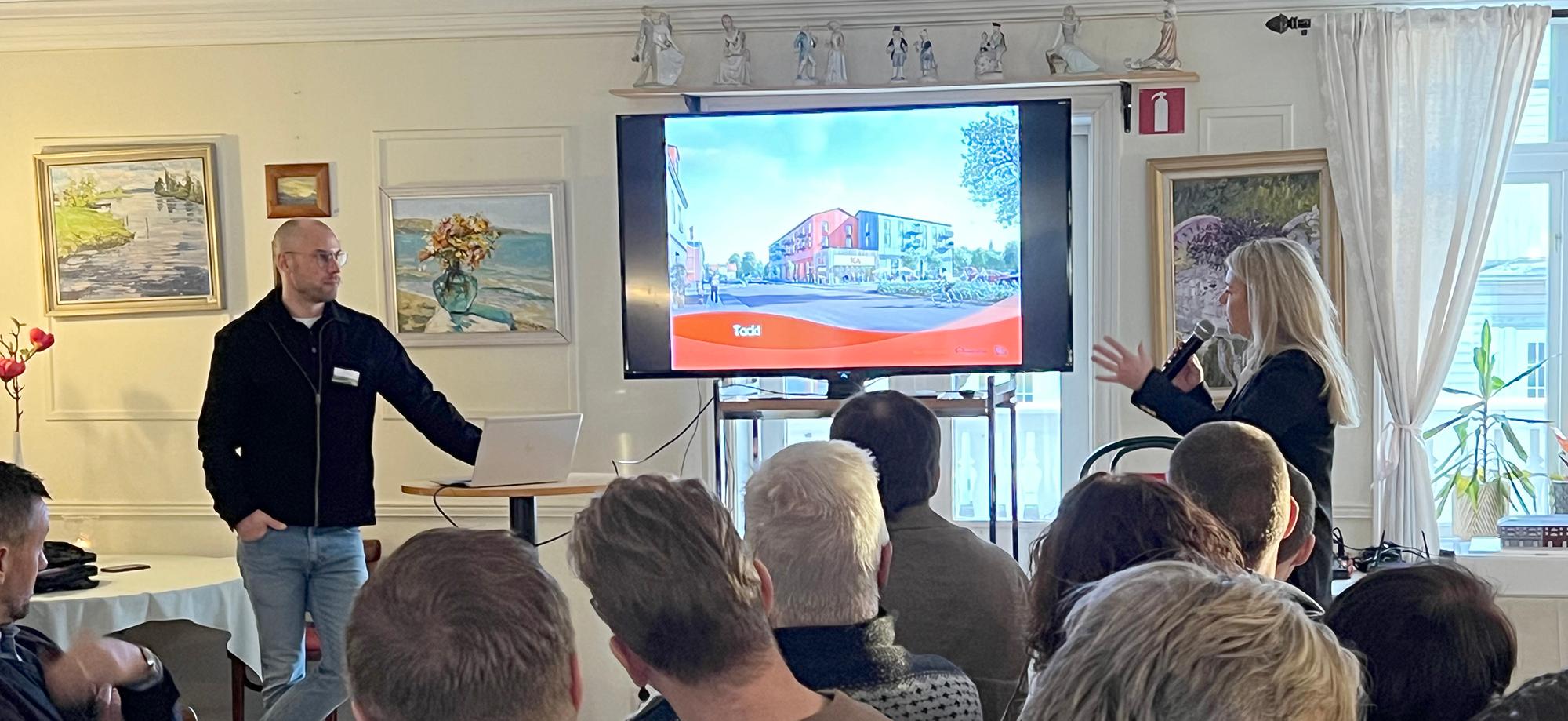 Kommunchef Petra Svedberg på Mötesplats näringsliv i Sunne, här tillsammans med Olle Lundquist, projektutvecklare på ICA Fastigheter AB.