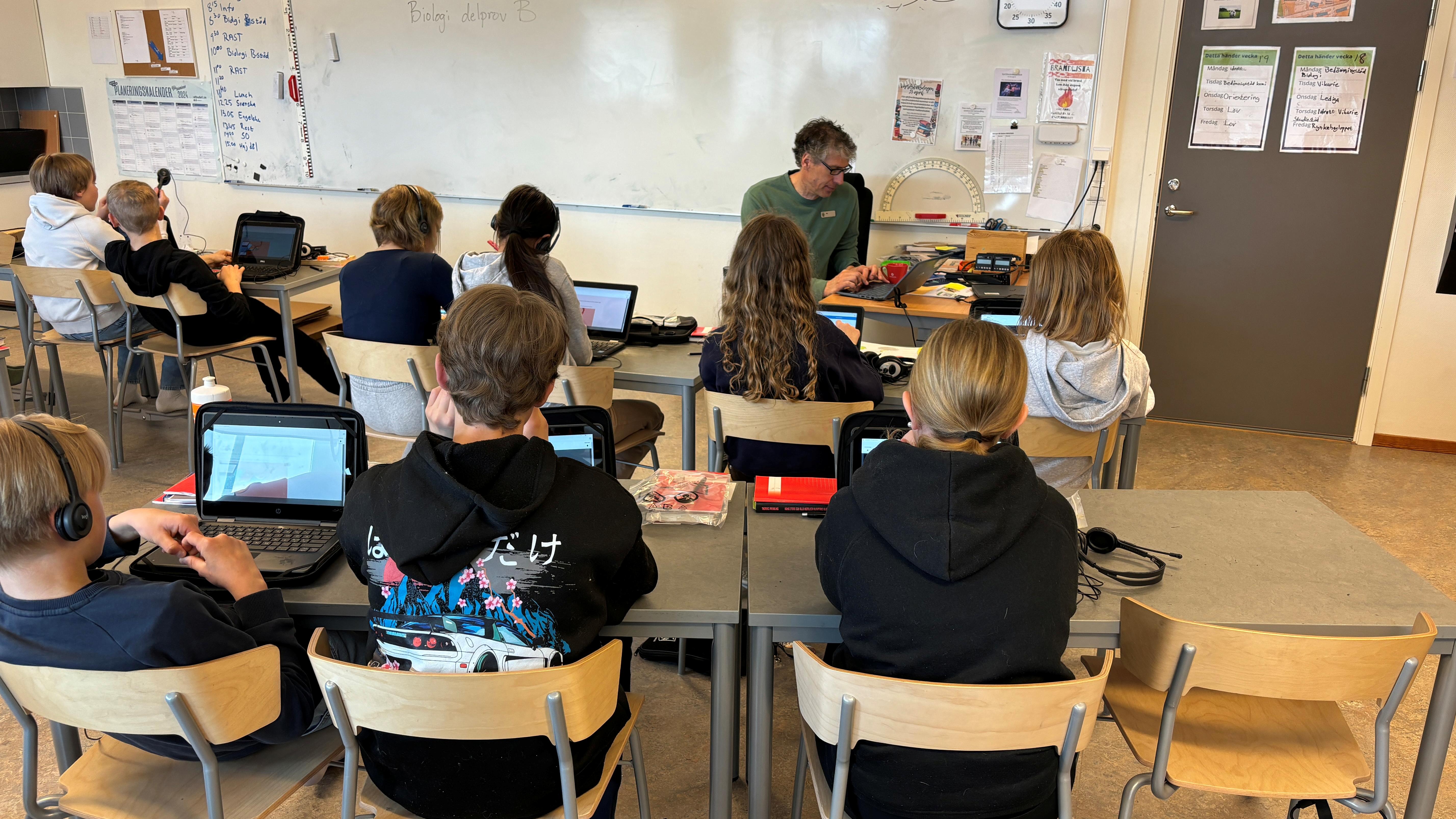 Skolklass genomför digitala nationella proven.