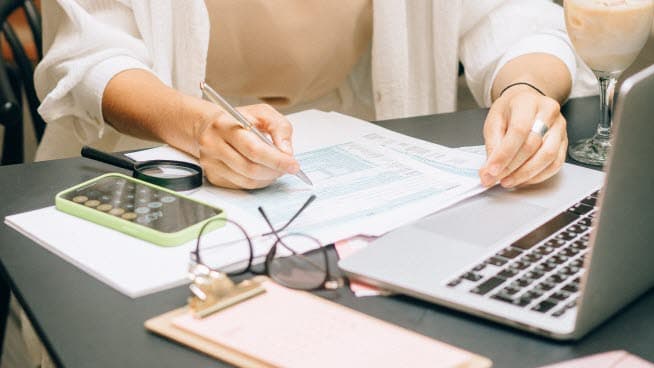 Person som arbetar vid en dator.